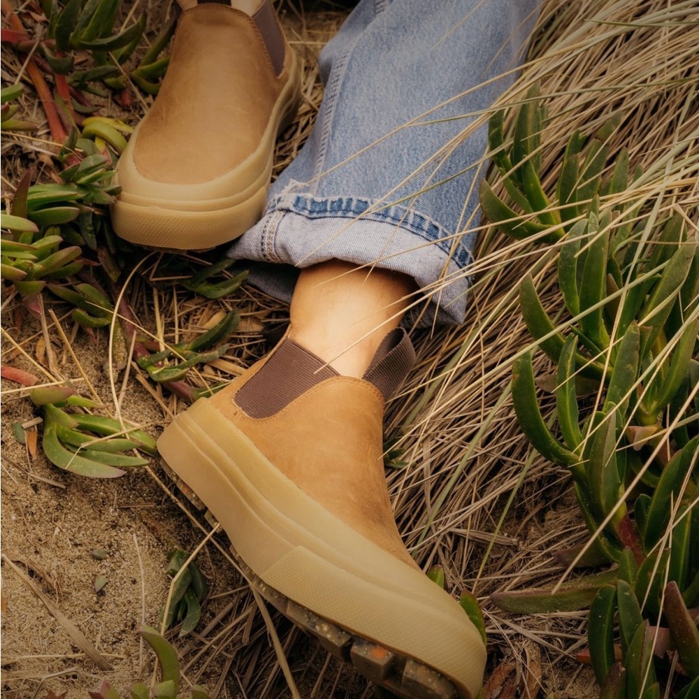 SeaVee Ballard Blundstone style boot cashew 8.5 NIB platform sole